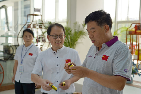 品尝钙果饮、摇摇茶等产品 品尝钙果饮、摇摇茶等产品