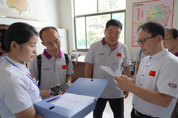 李向科教员向专家教员们展示公益慈悲档案 李向科教员向专家教员们展示公益慈悲档案