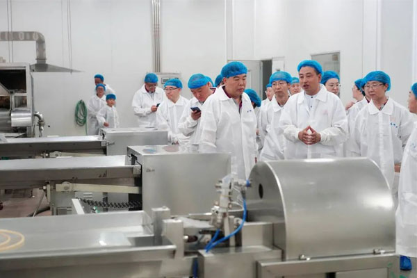 出产总监张志刚为各位教员解说 出产总监张志刚为各位教员解说