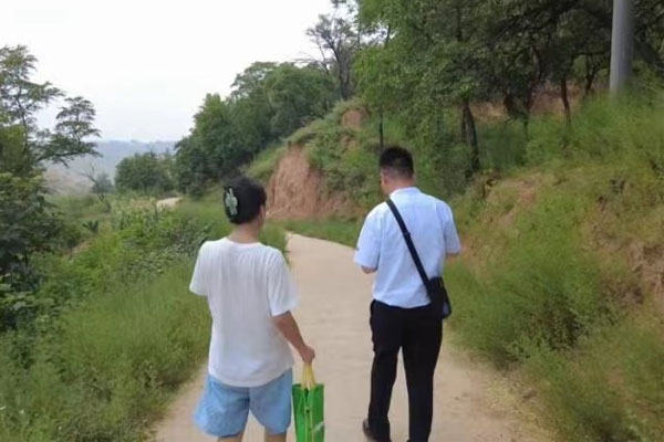 去往白跃花家的路上 去往白跃花家的路上