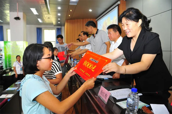 2013年rg皇家视讯扶贫济困日穷困学子上台领取赞助金 2013年rg皇家视讯扶贫济困日穷困学子上台领取赞助金