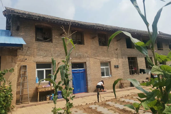 ����ĸ�׽�ס�ڴ���һ�����˾�ס����Ժ