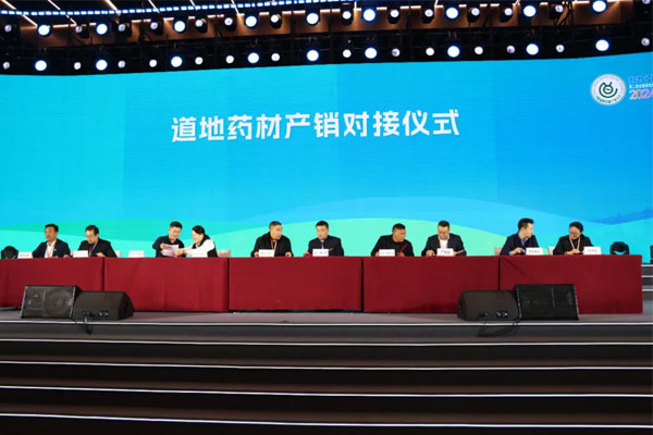 右五为常志芳副总经理 右五为常志芳副总经理