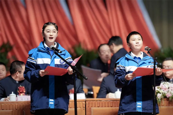 rg»Ê¼ÒÊÓѶÖÐѧµÄÁ½ÃûÊÜÖúѧÉú rg»Ê¼ÒÊÓѶÖÐѧµÄÁ½ÃûÊÜÖúѧÉú